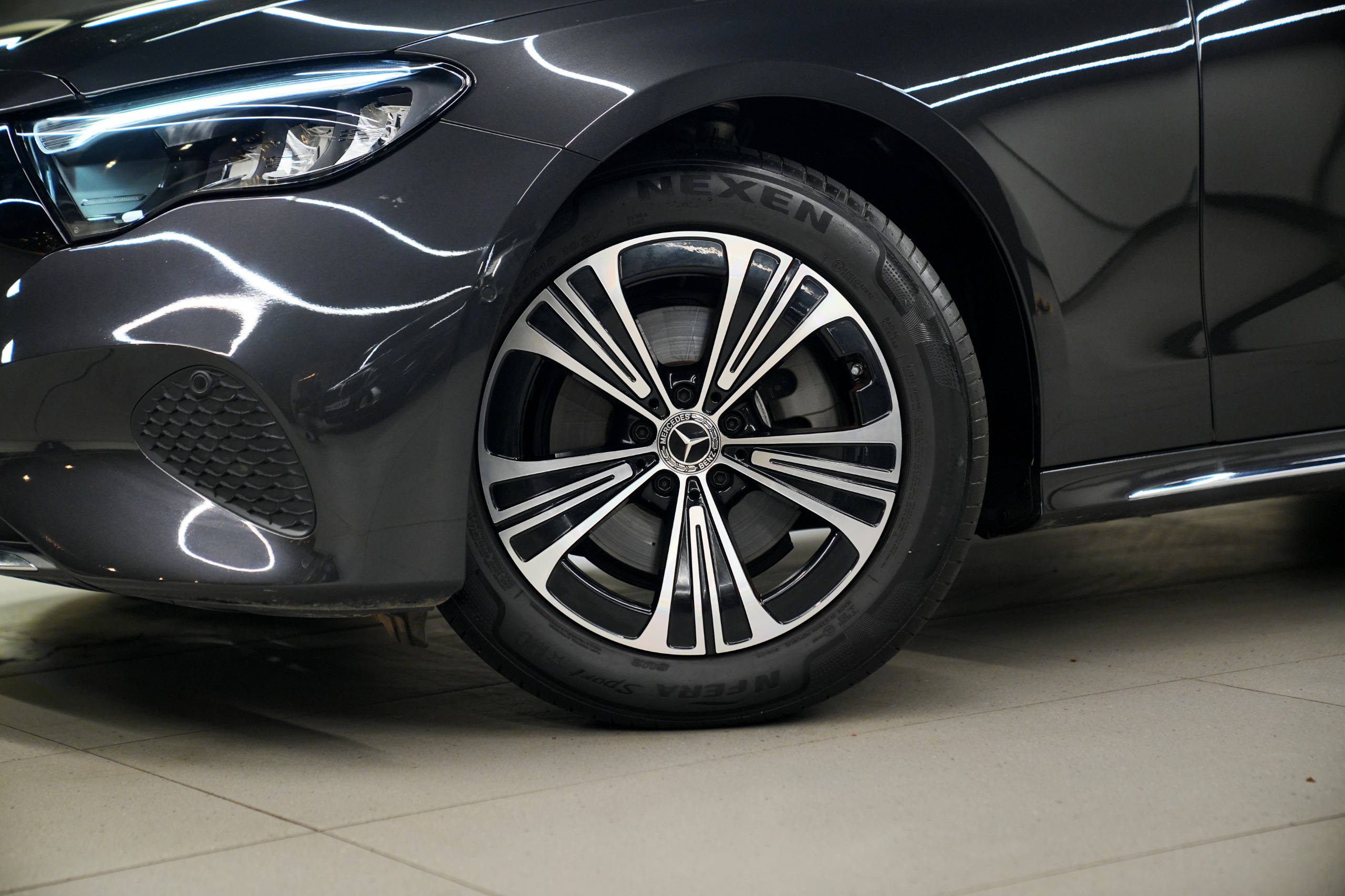 Mercedes-Benz E-Class  E200